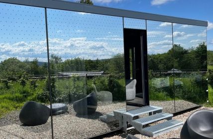 Spiegelverglaste Cabins im Nationalpark Eifel nutzen nachhaltige autarke (Foto: Aalberts hydronic flow control)
